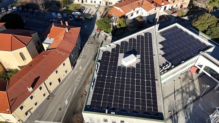 Novejša stavba Občine Sežana s sončno elektrarno (Vir: Kisik d. o. o.)